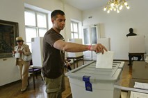 Zadnja volilna napoved Mladine: Podpora tik pred volitvami SDS-u pada, SD-ju pa narašča