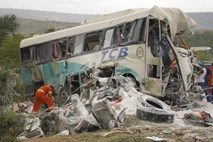 Huda nesreča v Braziliji: Tovornjak se je zaletel v avtobus, umrlo 33 ljudi
