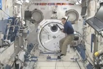 Japonski astronavt na Mednarodni vesoljski postaji kar sam igral bejzbol