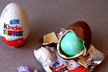 S čim boste imeli težave na carinah po svetu: V ZDA ne nosite Kinder jajčk