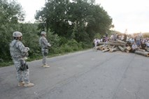 Kosovski Srbi so začeli odstranjevati cestni barikadi na severu Kosova