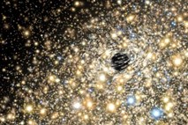 Orjaški črni luknji bi lahko bili mankajoči člen do črnih lukenj velikank mladega vesolja