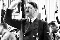 Tožilstvo pod drobnogled vzelo vino in žganje z nalepko Adolfa Hitlerja