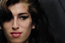 Album Amy Winehouse na vrhu britanske lestvice