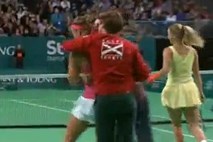 Clijstersova z nedolžno šalo ogrozila teniško rojakinjo