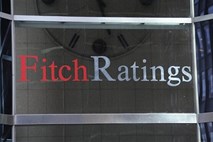Fitch znižal bonitetne ocene sedmih globalnih sistemskih bank