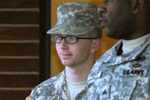 Manning se o krivdi ni izrekel, njegov odvetnik zahteval izločitev sodnika