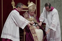 Cerkev pred razburjenimi Italijani zagovarja več milijard evrov vredne davčne olajšave