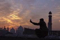 Moderna umetnost: Igra luči na pročelju mošeje