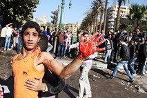 Egipt: Posnetek brutalnega pretepa ženske izzval dodatno jezo protestnikov