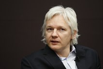 Chomskyja in 73 drugih podpornikov skrbi za Assangevo življenje