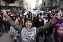 Foto: Na tisoče žensk na egiptovskih ulicah protestiralo zoper brutalnost vojakov