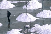 V Grčiji številni vozniki zaradi snega obtičali na cestah