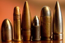 Prazniki v ZDA: FBI beleži rekordno visoko prodajo strelnega orožja