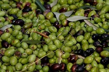 S prodajnih polic umikajo naravni namaz iz zelenih oliv dida bože