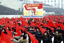 Več kot 100.000 Severnokorejcev na zborovanju v podporo Kim Jong Unu