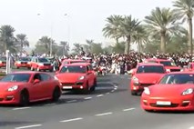 Parada porschejev: dirkalni konjički katarskih policistov se na ogled postavijo