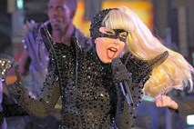 Lady Gaga v hotelski kadi pustila mlako krvi, v kateri naj bi se tudi kopala