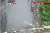 Zaradi počenega bungeeja padla s 111 metrov v reko Zambezi polno krokodilov