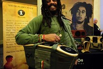Tehno novosti 2012: Reggae ''kasetar'' in kitara, ki jo poganja iPad