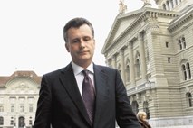 Valutni škandal odnesel prvega moža švicarske centralne banke
