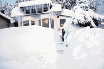 V manjšem kraju na Aljaski zapadlo več kot pet metrov snega