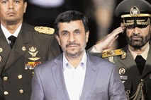 Ahmadinedžad kar iz soseščine jezi ZDA