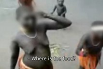 Pripadnike primitivnega plemena turisti silijo v ples v zameno za hrano
