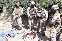 Marinci na posnetku urinirali po truplih
