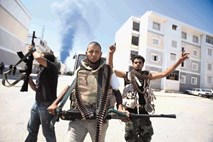 Libijski uporniki  nočejo odložiti orožja, spopadajo se za oblast