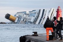 Costa Concordia: Danes bodo prenehali iskati preživele, tehnične ekipe že pripravljene za reševanje ladje