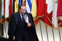 Obupan italijanski par je storil samomor in tega posvetil "brezčutnemu" Berlusconiju