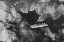 Satelitski posnetki na pol potopljene Coste Concordie