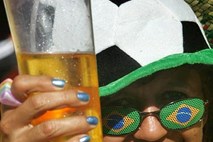 Fifa pred SP 2014 nasprotuje zakonu, ki v Braziliji prepoveduje točenje alkohola na stadionih