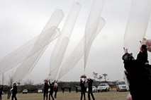 Severnokorejski begunci preko meje poslali balone s pecivom