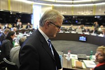 Rehn poziva močnejše članice območja evra k pomoči šibkejšim