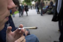Boj za legalizacijo mehkih drog: Politik grozil, da si bo džoint prižgal v parlamentu