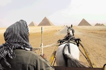 Slovenski turisti nekaj ur obtičali na barikadah v Egiptu