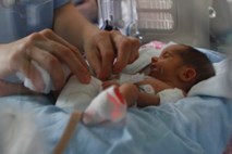 Klonil pod pritiski: Srčni kirurg odpovedal operacijo šest dni starega dojenčka