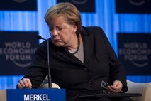 Merklova v Davosu brez novih signalov o reševanju območja z evrom