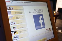 Mladi si v znak zaupanja in ljubezni delijo gesla za facebook in spletno pošto