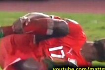 Afriški nogometaš vas bo nasmejal z amaterskim simuliranjem poškodbe