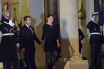 Nicolasa Sarkozyja bo na predvolilnih zborovanjih podprla Merklova