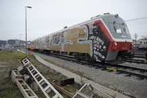 Na zavarovanem železniškem prehodu v Ljubljani je vlak do smrti povozil moškega