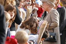 Britanija: Kraljica se ukvarja z dolžnostmi, ki za njena leta niso več primerne
