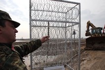 Foto: Zadolžena Grčija gradi ogromno žičnato ograjo proti priseljencem