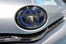 Toyota je v devetih mesecih več kot prepolovila dobiček