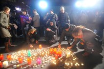 Prižiganje svečk v znak protesta proti ukinitvi ministrstva za kulturo
