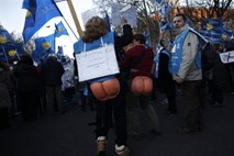 Foto: Španski javni uslužbenci v znak protesta slekli hlače in pokazali zadnjice