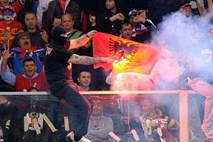 Nasilnemu navijaču Crvene zvezde dvoletna zaporna kazen tudi v Srbiji